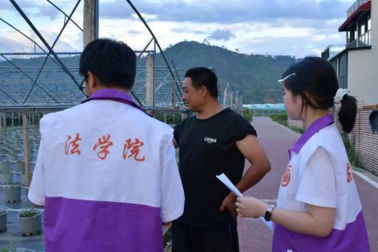 说明:4图为实践队与村民交流农业发展情况.JPG