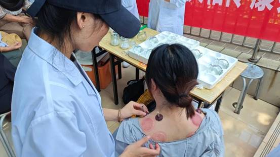 说明:4图为志愿者正在为居民贴艾柱(1).jpg